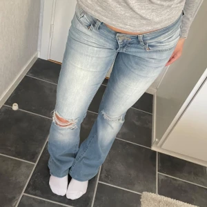 Fina Nelly jeans - Slutsålda, skriv vid frågor, fler bilder, intresse osv💕 har sytt upp dom längst ner så de passar upp till 165 cm, sömmen är lätt att sprätta upp om man vill ha hela längden😊💕 nyskick och aldrig använda, postar helst med instabox🩷