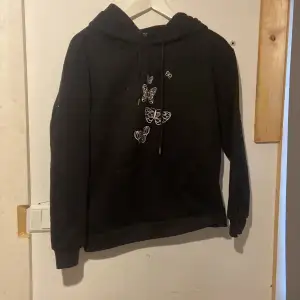 En svart hoodie som aldrig använts