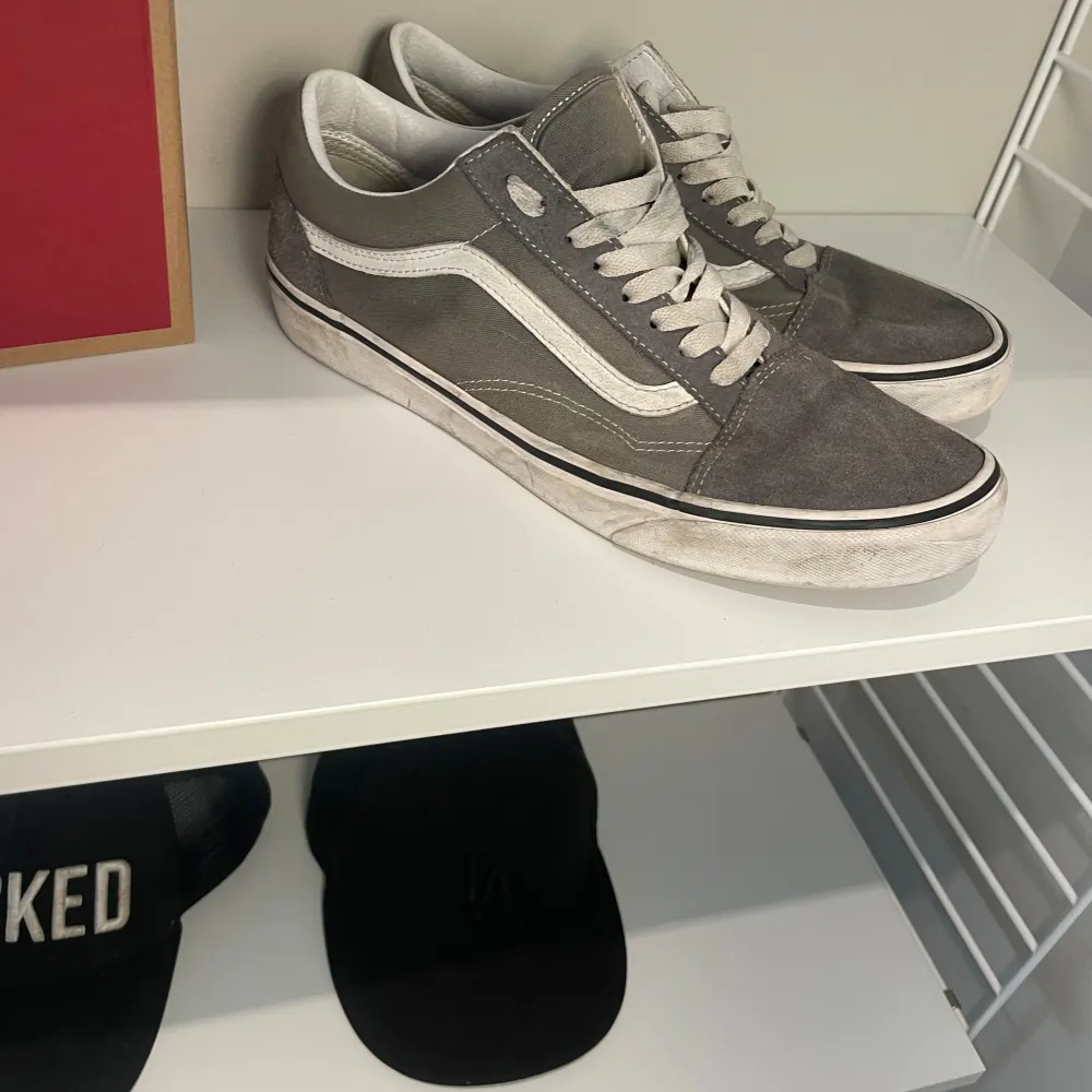 Tja säljer nu dessa feta vans skor. Skick 8,5/10 storlek 43. Ny pirs 1100kr mitt Pris 600. Priset går o diskutera . Skor.