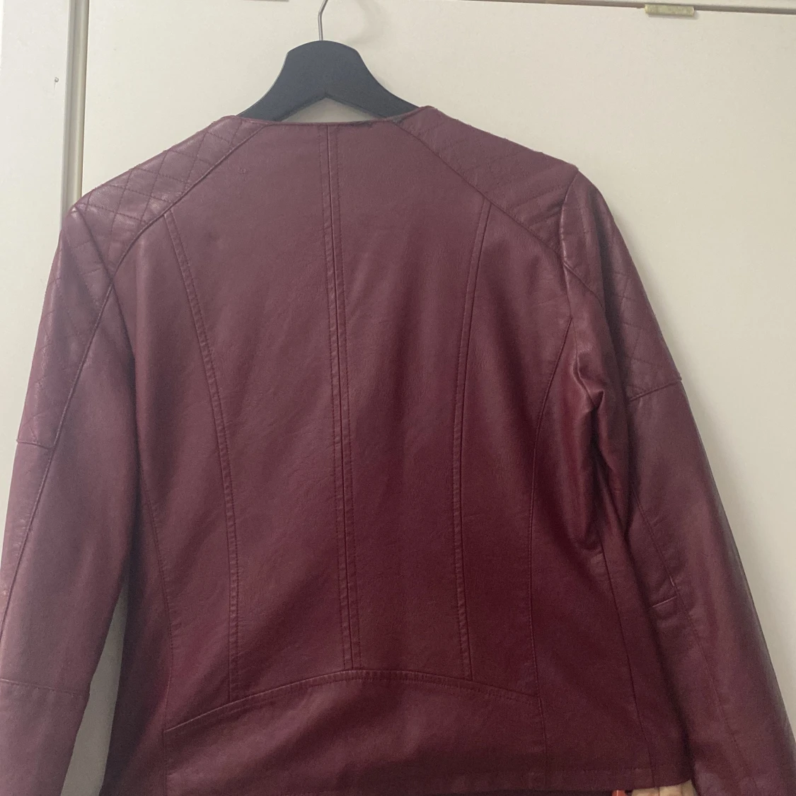 Vinröd skinnjacka från DeFacto - 92