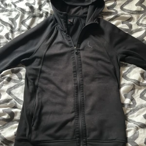 Jordan zip hoodie st S - Jordan zip hoodie st S. Skick 8/10 ser inget fel med den fast havt den en stund. Pris kan diskuteras.