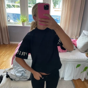 T shirt - Säljer denna t-shirt med polokrage och detalj på ärmarna från HMxPringle (Inte chipsen 😅). Helt i nyskick! 🩷