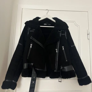 Svart Teddyjacka - Svart Teddyjacka köpt från zara för 899kr. Väl omhändertagen därav inga synliga slitage. Väldigt varm funkar för höst/vinter 