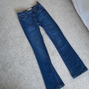 Bootcut jeans - Ett par mörkblåa jeans från zara. De är midwaist, har använt de ett par gånger men de är i gott skick. Midjemåttet är 34 cm (tvärs över) och innerbenslängden är ca 80 cm. Skriv för fler frågor! 