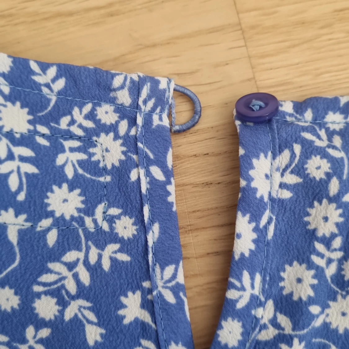 Blå blommig topp med knyt - 92