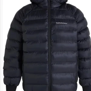 Peak performance  - Varan jag säljer är en vinter model. Alltså är den varm och tjock. Köpt från boozt för 2600kr. Skick 7/10. Har ett hål men det går att sy. Därför går priset ner på varan. Annars är den bra inför vintern och hösten.