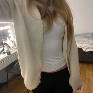 Kräm-vit kofta 💕 - Köptes här på Plick för 350 ❤️, säljer då den inte kommer till användning. Storlek m och märket är H&M💕