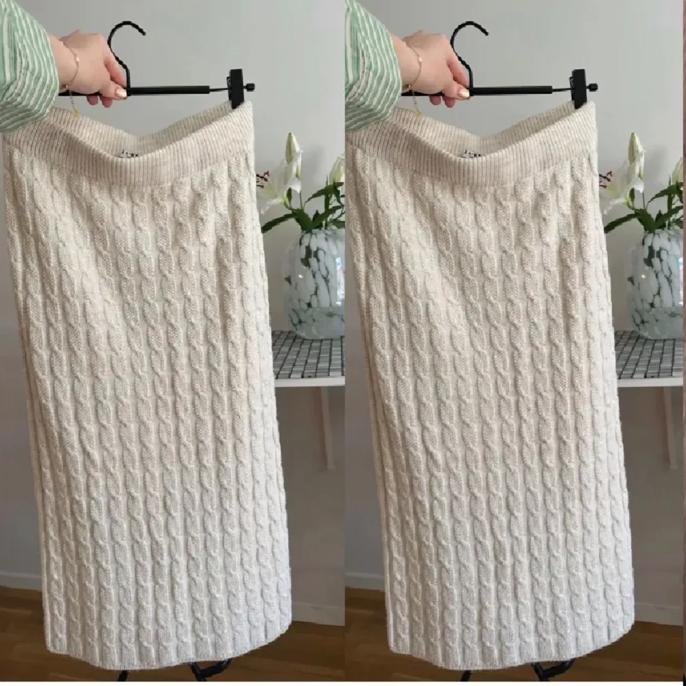 Säljer en superfin vit stickad kjol från NA-KD. Den är perfekt för både mysiga hemmakvällar och stiliga vardagsoutfits. Kjolen har ett snyggt kabelstickat mönster och en bekväm resår i midjan. Den är i nyskick och redo att bäras av någon som älskar stil och komfort!. Neuleet.