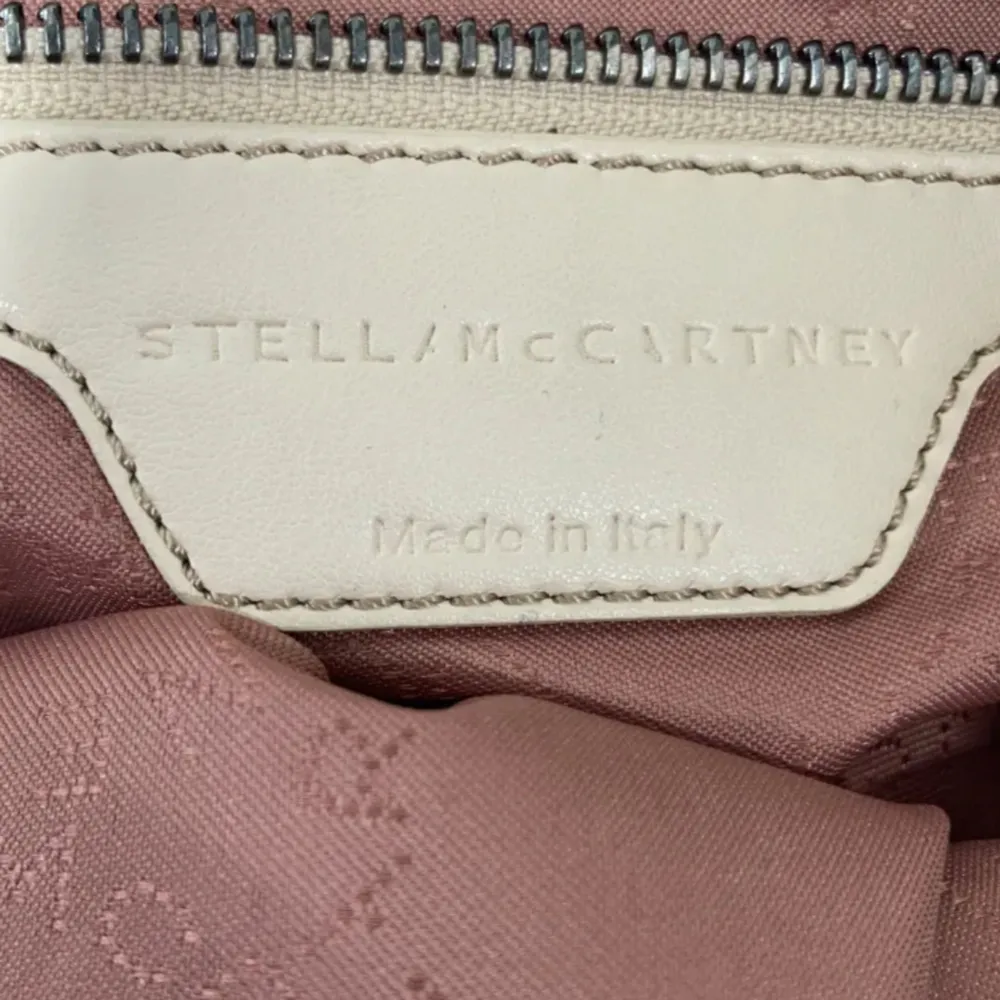 En helt äkta Stella McCartney väska i nyskick. Andvänd fåtall gånger men kommer inte till andvändning. Får plats med mycket och skit snygg. Nypris ligger på 12-16 tusen! Vill bli av me den snabbt därav priset! Endast snabba köp! PRIS KAN DISKUTERAS. Väskor.