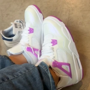 Jordan 4, Hyper Violet - Äkta, jättefina och fräscha.  Köpte för två månader sen, knappt använda. Säljer på grund av att de inte passar med min stil.  Låda och kvitto tillkommer. 