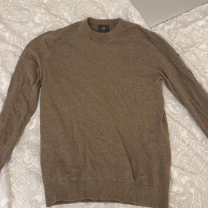 brun beige tröja  - säljer en brun beige tröja från Hm som har använts få gånger! skriv om du har nån fråga!