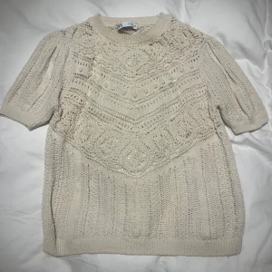 Zara topp - En jättefin tröja från zara! Den är knappt använd och är i storlek S🤗🤗