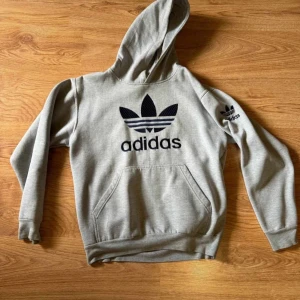 Adidas Sweatshirt - Adidas Sweatshirt Storlek M. Perfekt skick!  Bredd under armarna 57cm Längd 67cm
