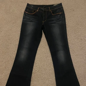 Bootcut jeans - Lågmidjade bootcut jeans i storlek S  Midja 37 Innerbensmått 75