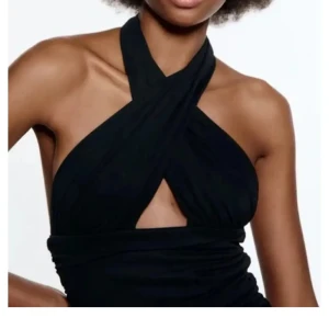 Festklänning Zara - Stretchig fest klänning från zara, har bara använt den 2 gånger. Tror att det är storlek S på den 🥰 Pris kan diskuteras 🤎 Den går att knyta på två olika sätt (bläddra bilderna)