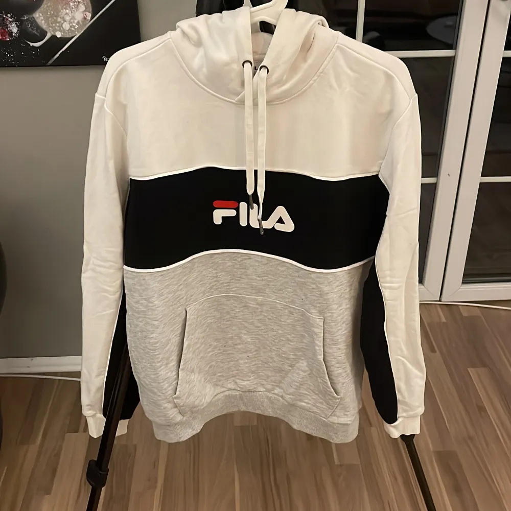 Sparsamt använd hoodie från Fila Strl S. Hoodies.