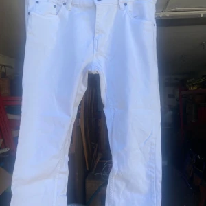 Vita jeans från Ellos - Säljer ett par snygga vita jeans från Ellos. De är i storlek 46 och har en klassisk femficksdesign. Perfekta för en stilren look, oavsett om det är till vardags eller fest. Passar bra till både sneakers och klackar!