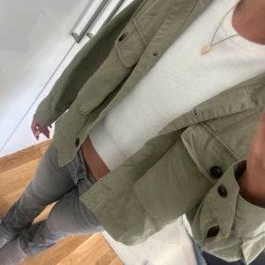 Grön jacka - Supersnygg cargo jacka från H&M som är perfekt nu till hösten! 🍁💛
