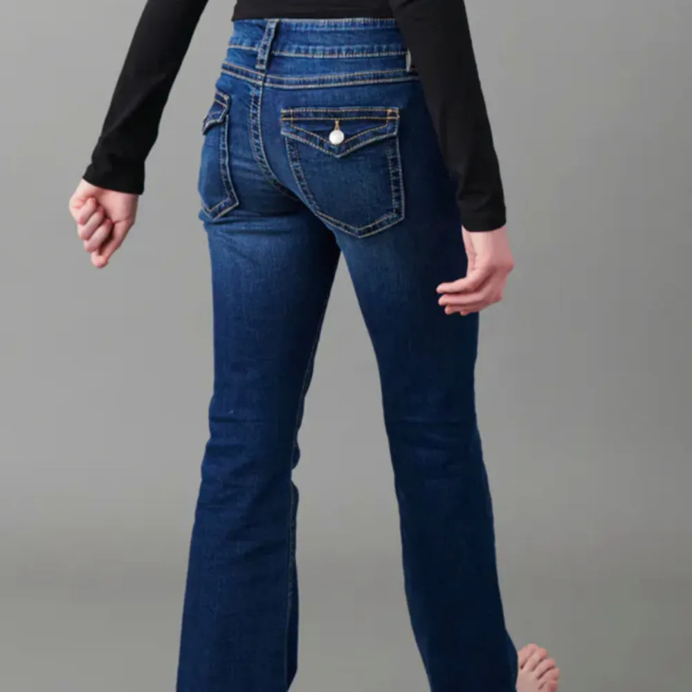 Säljer dessa lowwaist jeans som Elin Carlsson visade i sin haul!! (Chunky low flare - Gina Young) De är så otroligt snygga, men köpte fel storlek🤦‍♀️ slutsålda online!! Säljer för Originalpris då de är aldrig använts, endast testade! . Jeans & Byxor.