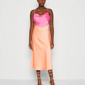 Klänning från YAS - Slutsåld Klänning ifrån märket Y.A.S i storlek M. Klänninge är i modellen Dotteablock Midi Dress och är i färgen Lax. Säljer pga för liten i byten för mig.  Klänningen är endast använd 1 gång och pris kan diskuteras vid snabb affär. Ord pris: 915kr