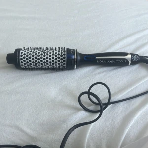 Björn Axén värmeborste - Borsten är storlek 38mm. Fint skick. Säljer för att den inte kommer till användning.💗