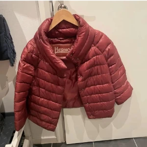 Herno jacka  - As snygg herno jacka i NYSKICK!!! Höstig färg perfekt nu inför hösten 🍂 Nypris: 5000 kronor 