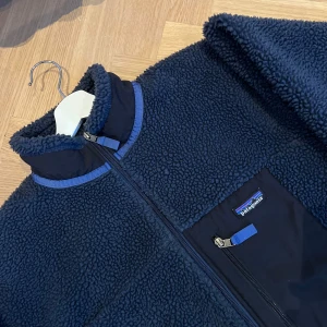 Patagonia classic retro x fleece  - Funderar på att sälja min underbara mörkblåa Patagonia pile för att göra plats för nytt! Vindtät.Den är i storlek M män och sitter perfekt oversized på mig som är 164. Nypris 2399:-, jag älskar verkligen denna jackan så vill ej sälja till dåligt pris