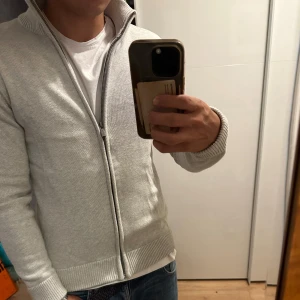 Dobber zip - Väldigt snygg zip från Dobber. Väldigt skön och lite tjockare som är perfekt till hösten och vintern 😁