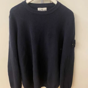 Stone Island sweatshirt  - Mörkblå stickad Stone Island sweatshirt i storlek L bra skick.