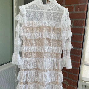 Klänning från By Malina - Vit klänning i spets från By Malina i modellen Carmine mini dress. Väldigt fint skick då den endast är använd tre gånger. En perfekt sommarklänning som passar fint till student, konfirmation, skolavslutning etc. Nypris 2800kr  