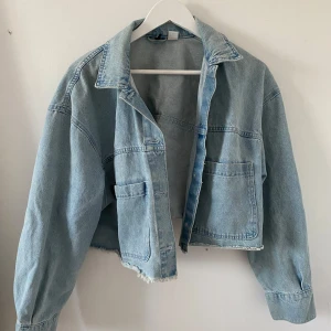 Jeansjacka  - Jätte fin kort jeansjacka från hm😚 OBSS den är lite missfärgad på framsidan😬