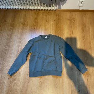 Zara tröja  - Grön tröja som är i bra skick. Passar perfekt nu till hösten.