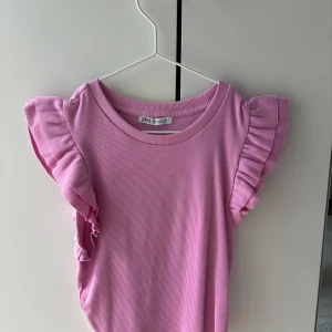 Rosa topp - Fin rosa topp från Zara i storlek M. Köpt för ett år sen o säljer för den inte kommit till användning💞