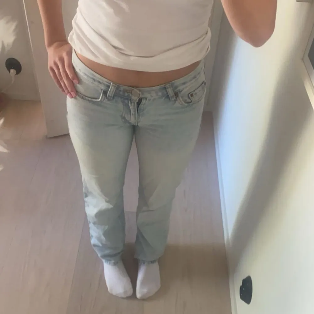 Säljer ett par ljusblå lågmidjade jeans från Gina Tricot i straight fit. Säljer då de börjar bli för små💕(skriv gärna till mig först då jag säljer på flera ställen). Jeans & Byxor.