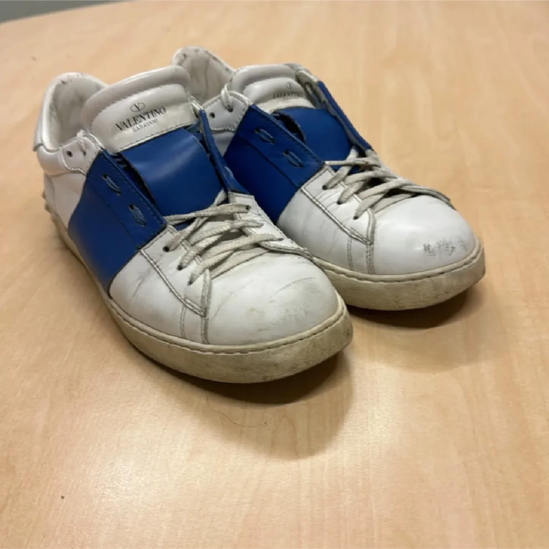 Valentino Garavani sneakers i vitt och blått