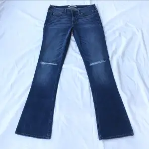 Perfekta jeans från Abercrombie & Fitch, använda bara två gånger och i nyskick 🩶mått: ca 37 cm rakt över midjan, innerben 77 