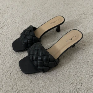 Klackskor  - Klackskor som använts ett fåtal gånger men som är i väldigt bra skick💗