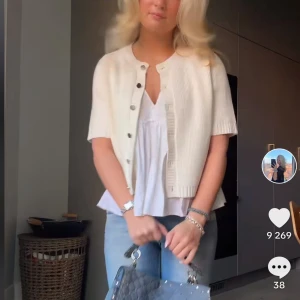 Kofta Gina  - Super snygg slutsåld trekvarts kofta ifrån Gina tricot, storlek M men är som S!! Topp skick förutom att knappen längst ner har gått av men de är inget man tänker på❣️❣️