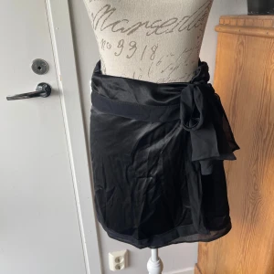 Kjol Kookai - Supersnygg omlottkjol från Kookai i stl 38. 100% silke. Oanvänd.