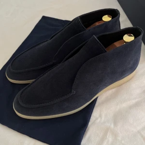 Yanko Traveler shoes mörkblå mocka - Jättefina mörkblåa herr loafers i repello-mocka. Endast använda ett fåtal gånger, extremt bra skick och väl omhändertagna. Kartong samt skopåse medföljer. Skoblock ingår ej.   Storlek: 44,5  Nypris: 2099 k