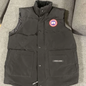 Canada goose - Tjena, säljer denna as feta västen som är knappast använd o är perfekt nu inför vintern, vid frågor eller funderingar kom dm!
