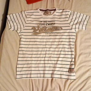 Luwit t shirt  - Luwit t shirt grön,svart och vit 