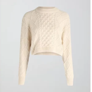 Beige stickad tröja - Säljer en superfin beige stickad tröja som är perfekt för höst och vinter. Den är croppad och har ett snyggt flätmönster framtill. Tröjan har långa ärmar och är riktigt mysig att ha på sig. Perfekt för att hålla sig varm och stilren samtidigt!