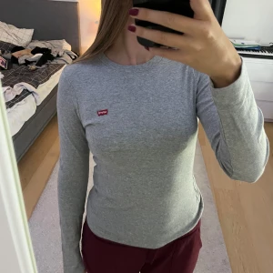 Levis Topp - Levis topp, jätte fin. Super skön, jag har knappt använda denna tröja.