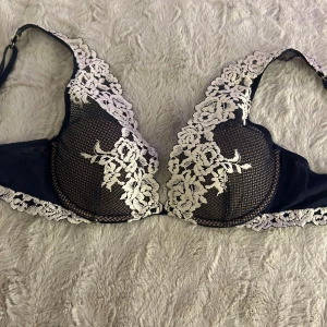 Intimissimi BH - Säljer mitt intimisimi bh för köpte i fel storlek. Har använt ungefär 3-2 gånger den ser ut som helt ny. Köpte för 619 kr. Har tagit bort lappen med storleken men det var ungefär 70A. Den är itne push up❤️