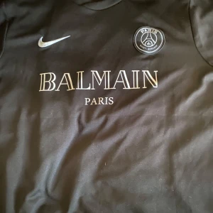 PSGxBalmain tröja - Tja säljer nu min mycket fina balmain tröja. Storlek M