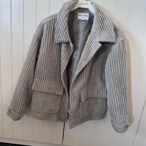 Jacka från NA-KD - Fint skick, storlek 36.