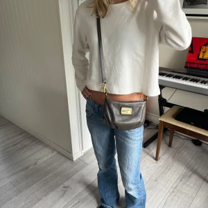 Marc Jacobs väska - Marc Jacob handväska i bra skick, säljer då den inte kommer till användning längre. Pris kan diskuteras. Väskan är såklart äkta och bilderna är mina, det är bara att skriva för fler bilder💞