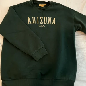 Mörkgrön sweatshirt med Arizona-tryck - Från Young gina, bra skick passar xxs-xs