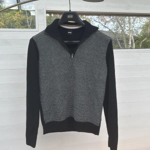 Hugo boss half zip - Köpt för ett tag sen men har växt ur den. Tröjan är köpt på plick